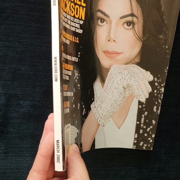March 2002 VIBE Magazine with Michael Jackson - Picture 3 of 13